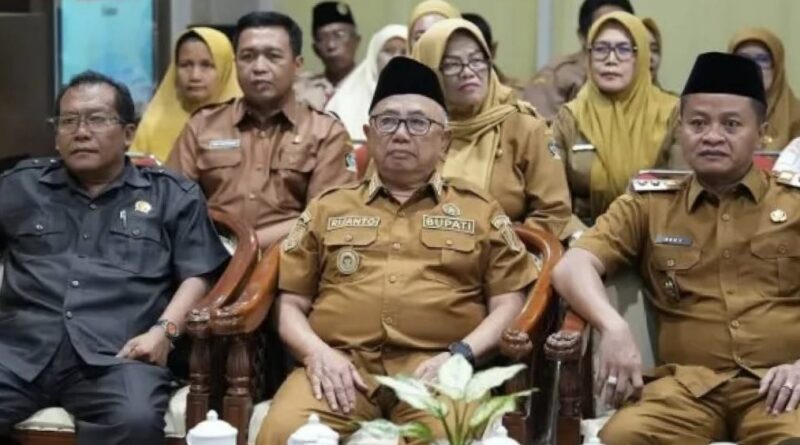 Ketua DPRD Kabupaten Blitar Supriadi bersama Bupati Blitar Rijanto, Wakil Bupati Blitar Beky Herdihansah,jajaran Forkopimda dan Menteri Dalam Negeri Tito Karnavian(ft)