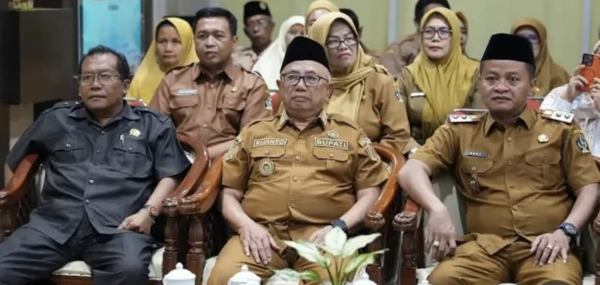Ketua DPRD Kabupaten Blitar Supriadi bersama Bupati Blitar Rijanto, Wakil Bupati Blitar Beky Herdihansah,jajaran Forkopimda dan Menteri Dalam Negeri Tito Karnavian(ft)