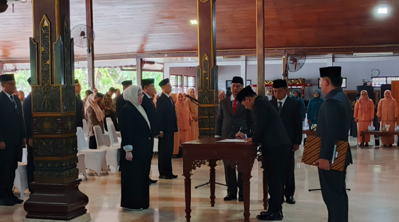 21 pejabat